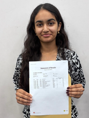 A person holding a piece of paper
AI-generated content may be incorrect.